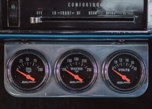 Ölkontrollleuchte im Cockpit – motoroel-vergleich.de