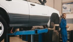 KFZ-Mechaniker bei der Arbeit – motoroel-vergleich.de