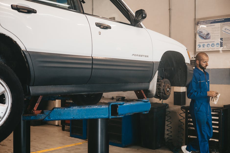 KFZ-Mechaniker bei der Arbeit – motoroel-vergleich.de